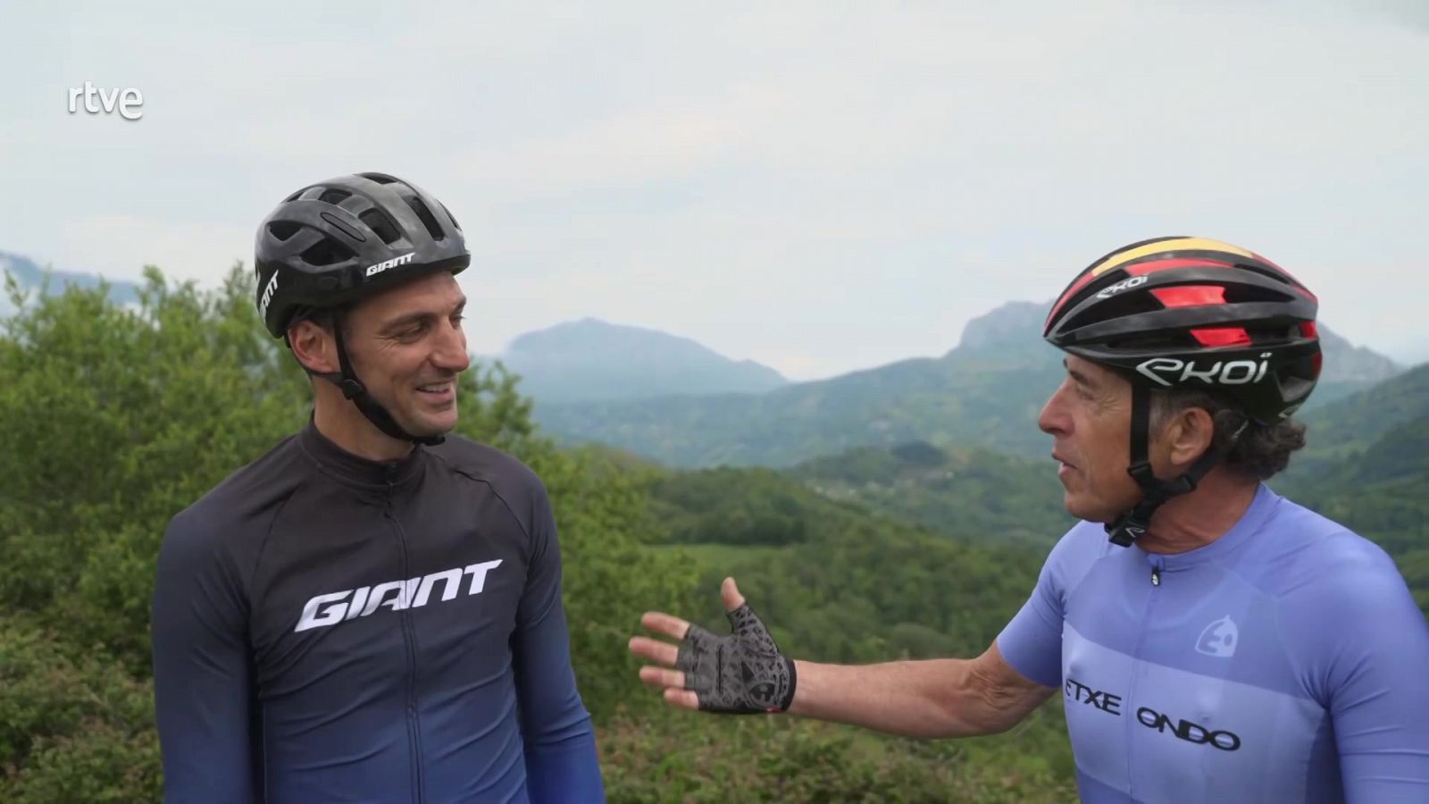 Vuelta 2023 | Pericopuertos: Lionel Scaloni sube el Angliru junto a Perico