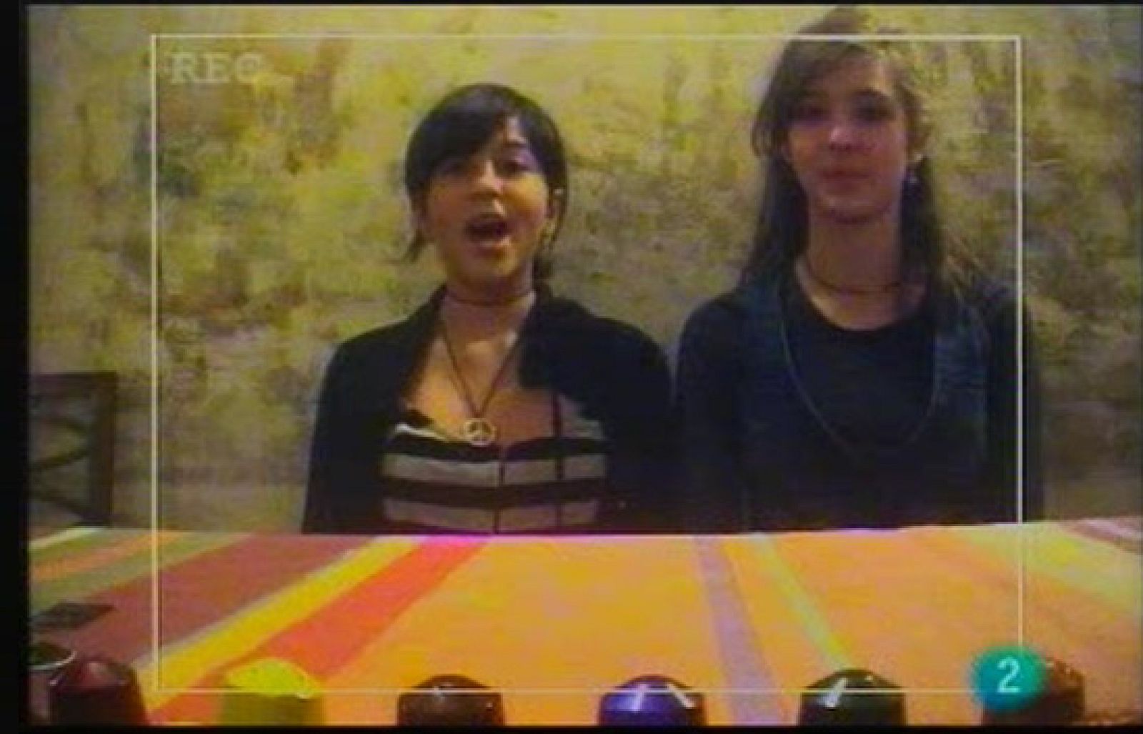 Amics del Planeta: Paula i Magalí - Fer unes arracades a partir de les capsules de cafè 