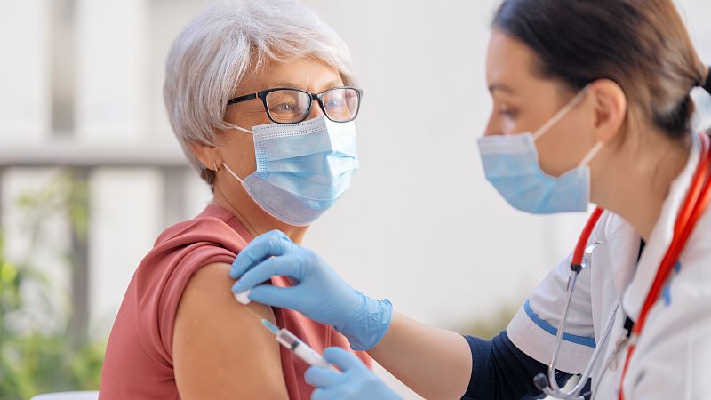 Sanidad adelanta la vacunación contra la Covid y la gripe para los grupos vulnerables