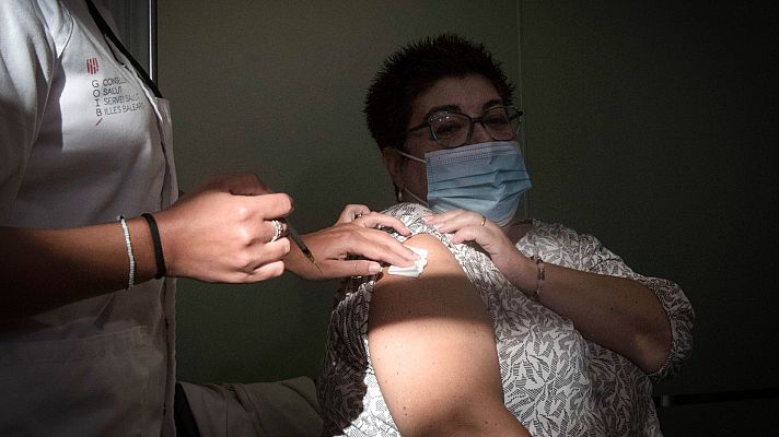 Telediario 1 - Se adelanta la campaña de vacunación de COVID-19 y gripe