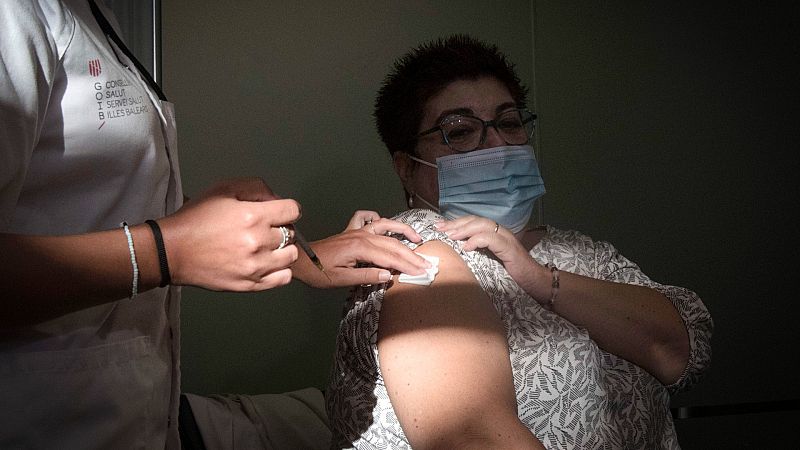 Sanidad adelanta la campaña de vacunación de COVID-19 y gripe ante el aumento de casos