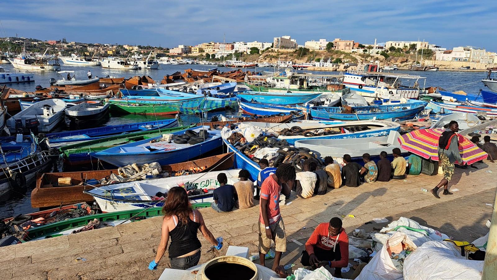 Lampedusa bate su récord de migrantes tras recibir 110 embarcaciones en 24 horas