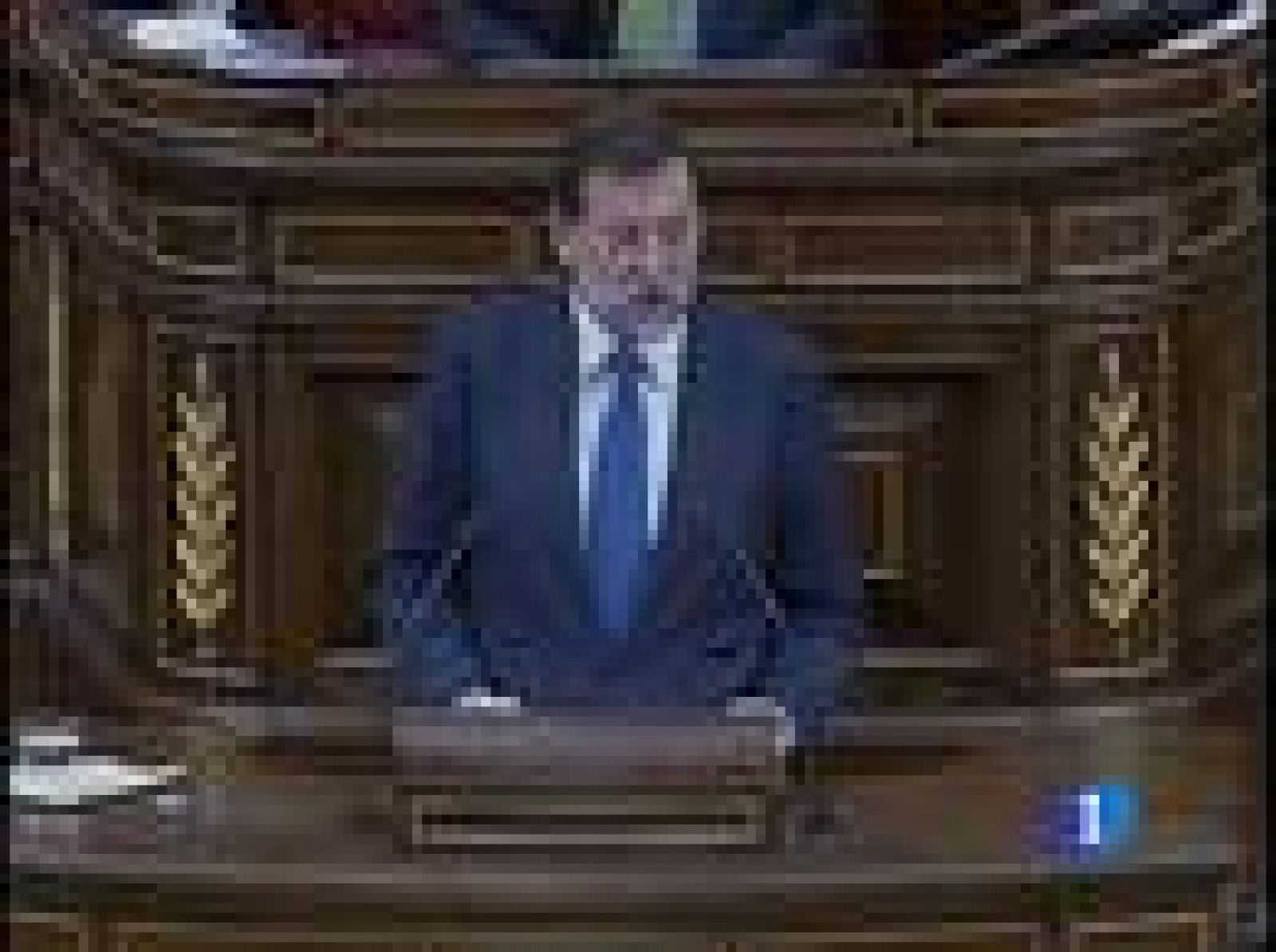 Cinco horas ha durado el debate sobre la crisis economica en el Congreso, y en el cara entre Rodríguez Zapatero y Mariano Rajoy se han vuelto a intercambiar duras críticas sobre sus respectivas recetas económicas. Tanto, que el debate ha ido más allá de la pura economía.