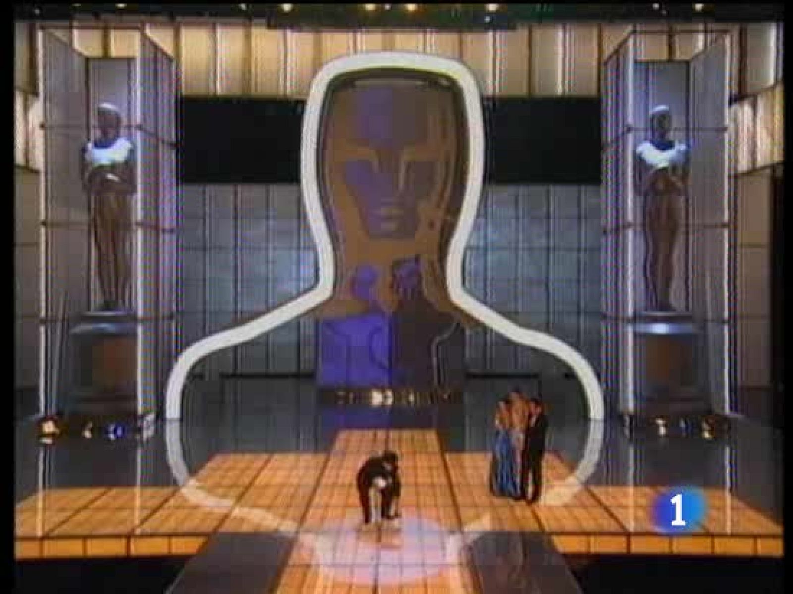 La próxima ceremonia de los Oscar puede que sea muy diferente a lo que estamos acostumbrados. La Academia de Hollywood ha pedido a los posibles ganadores que no se acuerden de su familia cuando agradezcan el premio. Además quiere que se eviten las lágrimas sobre el escenario.