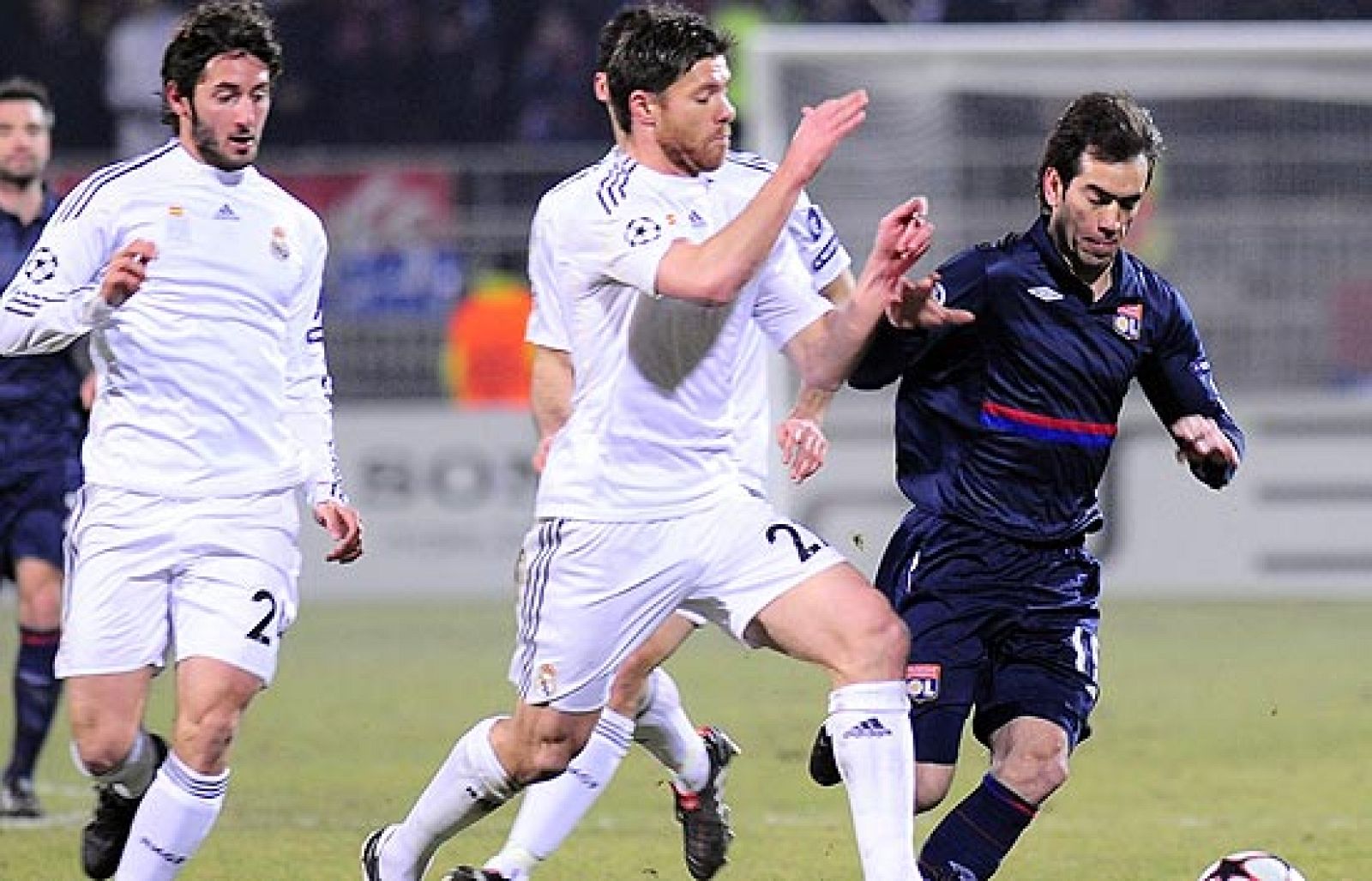Las estrellas madridistas no funcionaron en Lyon. Ni Kaká, ni Ronaldo, ni Benzemá fueron capaces de contrarrestar la presión del Olympique de Lyon, que se llevó de nuevo una victoria ante el Real Madrid.