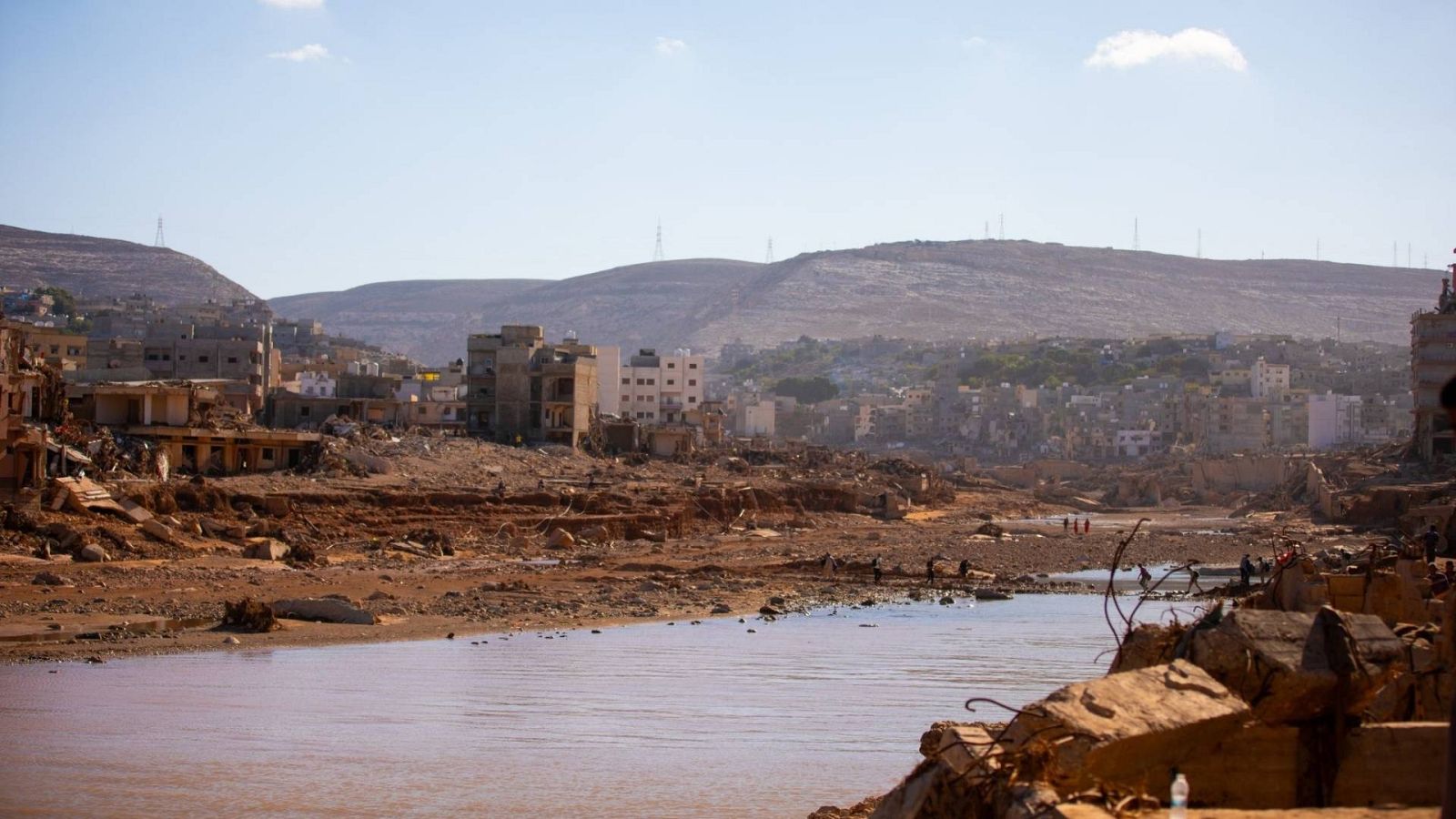 Rescatistas y voluntarios se vuelcan en ayudar a Derna (Libia) trabajando a contrarreloj