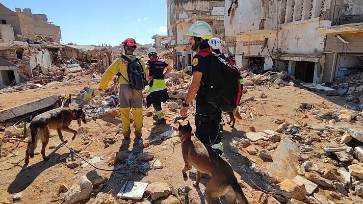 Bomberos españoles en Libia se centran en encontrar cadáveres, aunque siguen buscando vida entre los escombros