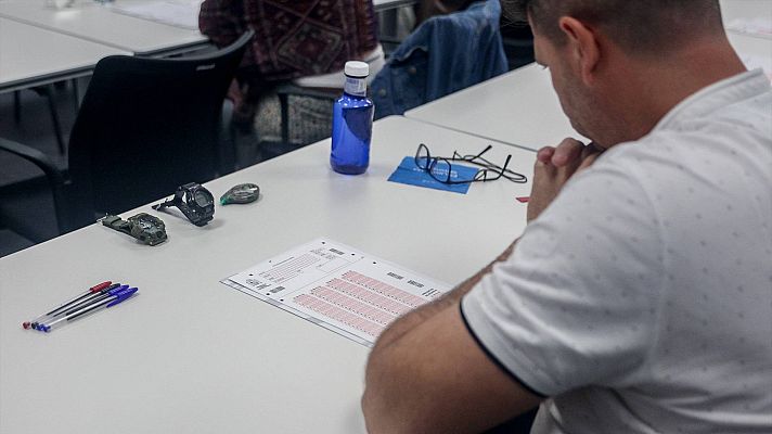 Más de 160.000 aspirantes se examinan para las oposiciones de la Administración Pública: "Todos buscamos estabilidad"