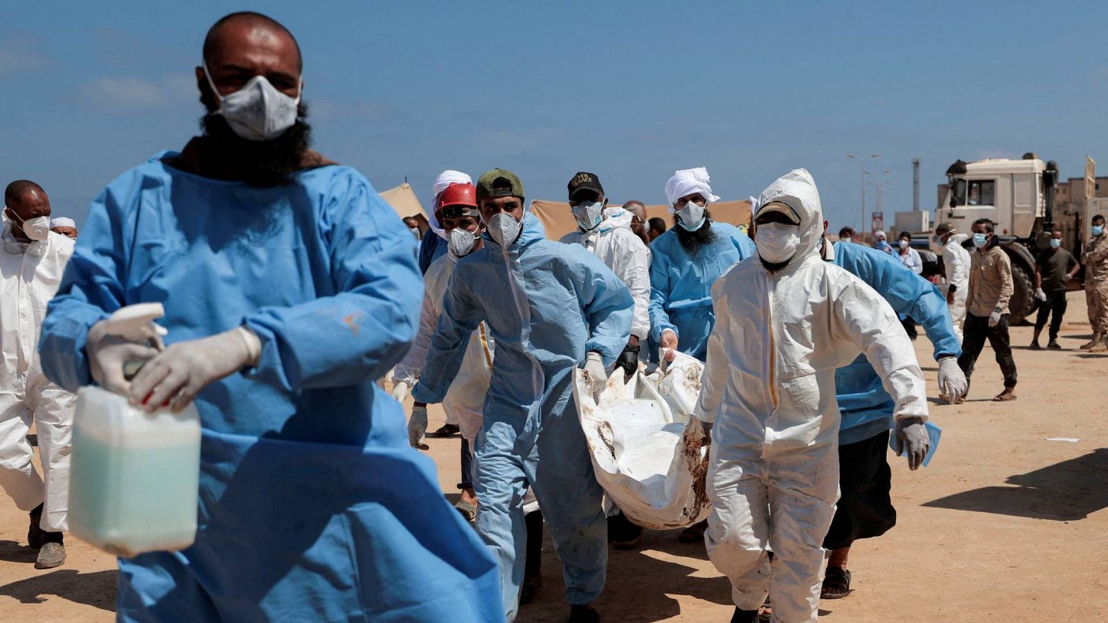 RTVE en Derna (Libia): Voluntarios de un país dividido se unen para buscar los cuerpos de las víctimas