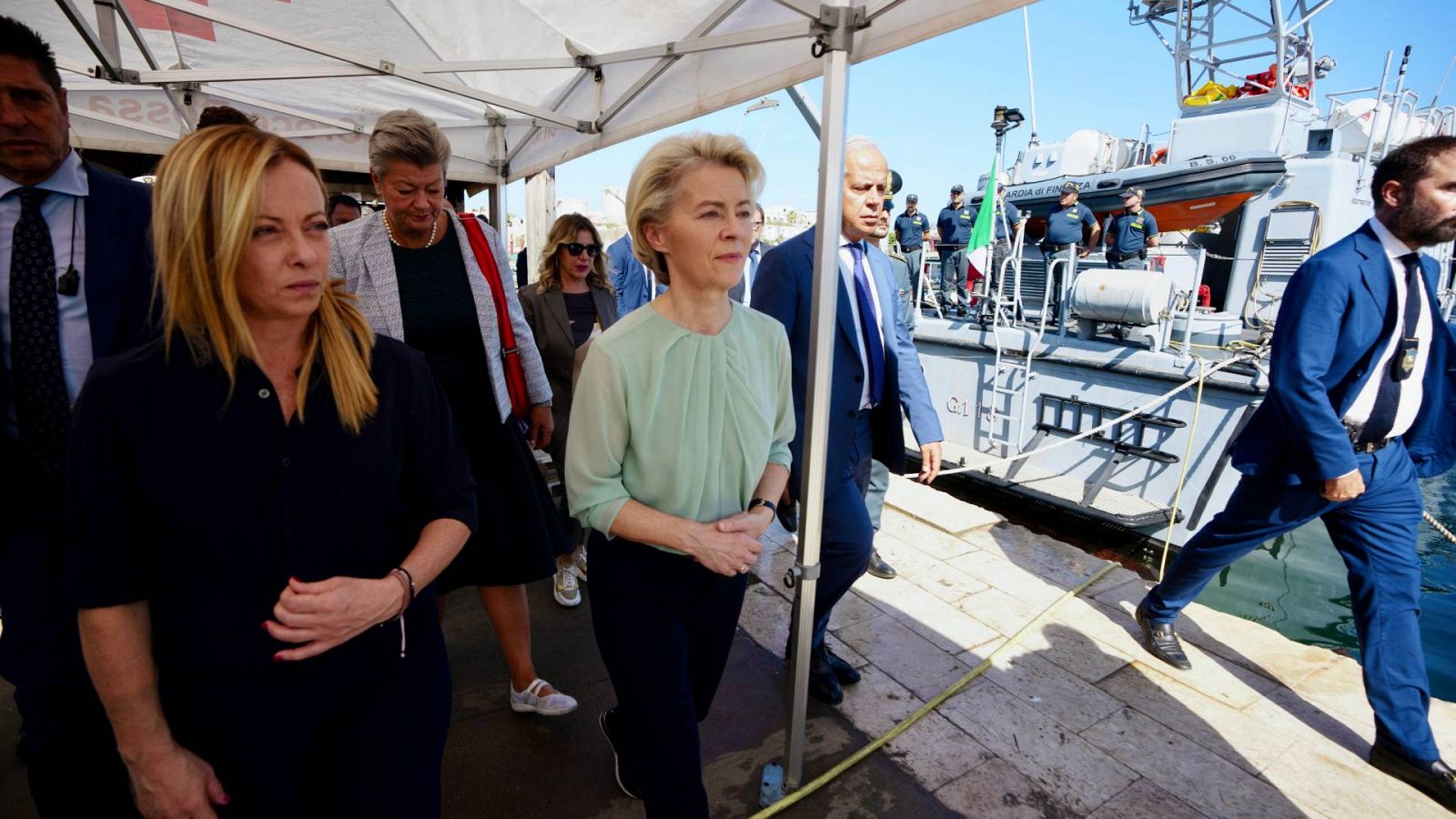 Ursula Von der Leyen visita Lampedusa (Italia) y promete medidas para frenar la migración desde el norte de África