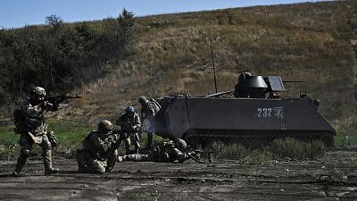 Los soldados ucranianos alternan entrenamiento y combates ante el avance de la guerra