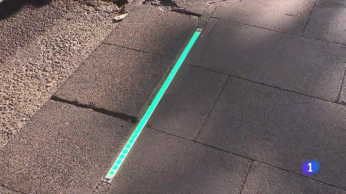 L'Informatiu - Sabadell instal·la semàfors a terra pels qui van amb el mòbil pel carrer