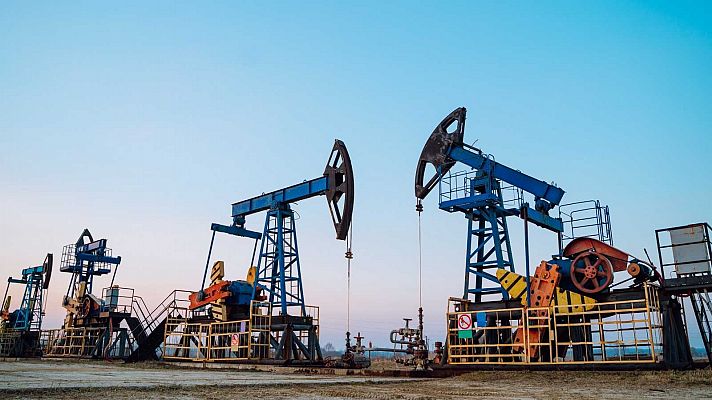 El precio del petróleo se dispara ante la escasez de oferta