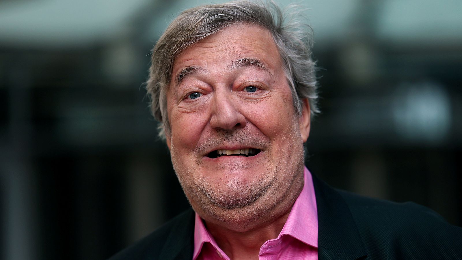 Stephen Fry denuncia que una IA robó su voz de un audiolibro de Harry Potter para narrar un documental