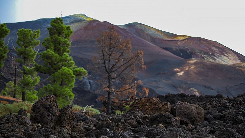 Sobre el cono del volcán de La Palma, en el segundo aniversario de su erupción