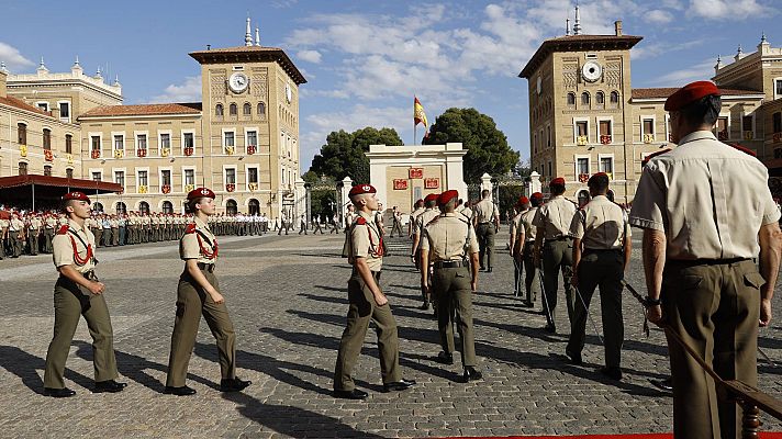 La princesa Leonor recibe el sable que simboliza la condición de oficial del Ejército               