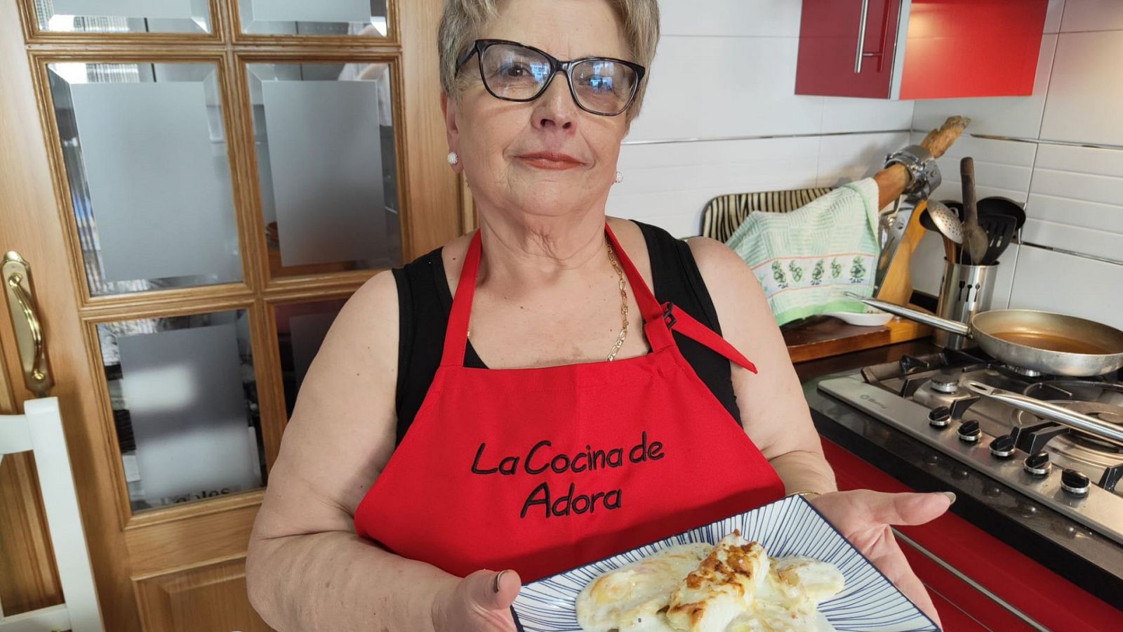 La cocina de Adora: receta para hacer un bacalao al horno acompañado de una cama de patatas y cebolla - Ver ahora