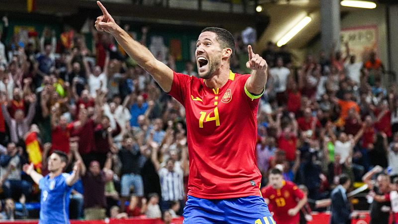 Ra�l Campos derriba el muro italiano y Espa�a lidera su grupo de la ronda elite - ver ahora