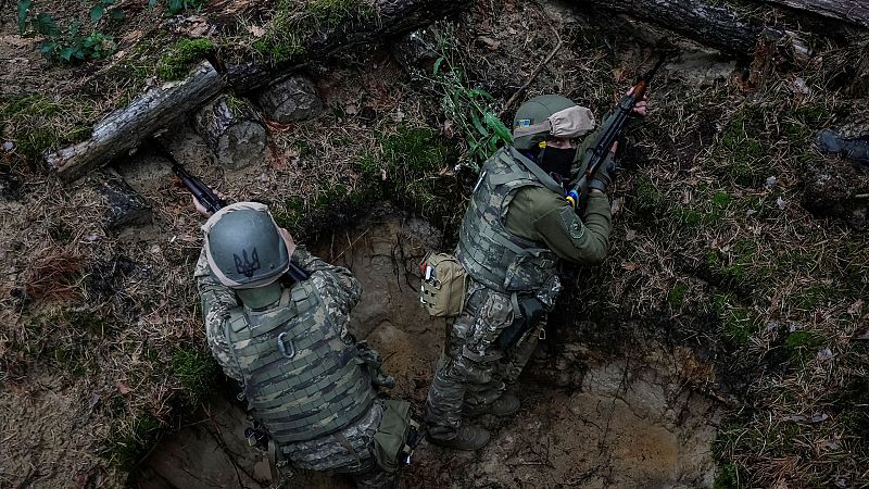 A la guerra con rifle y cámara: Víctor graba los combates en el frente de Bajmut