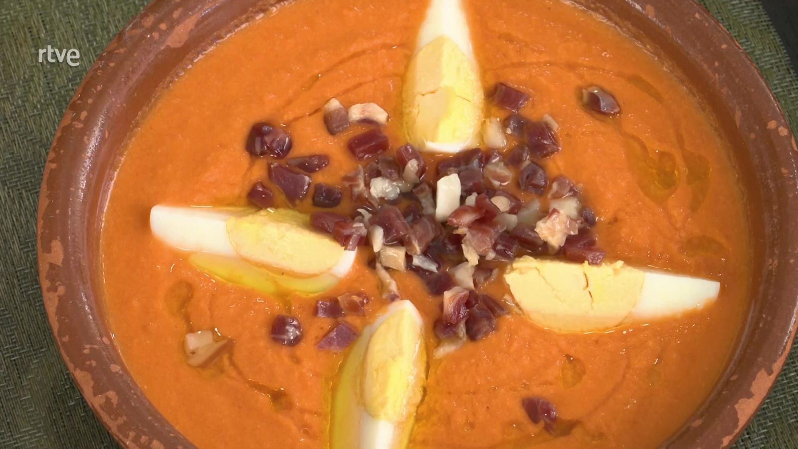 Viaja a Córdoba sin salir de tu casa con este rico salmorejo