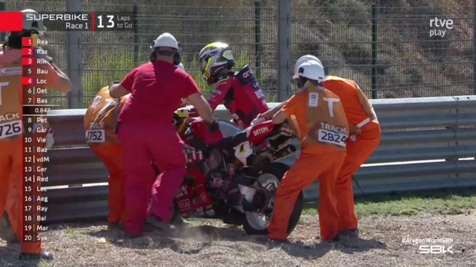 Álvaro Bautista se cae en la primera carrera en Aragón abre la lucha por el Mundial de WSBK