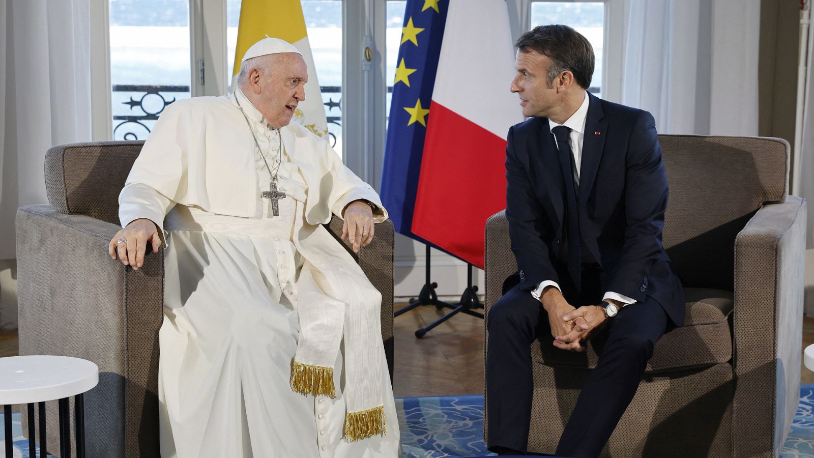 El papa pide una "respuesta europea" a la crisis migratoria en su viaje a Francia