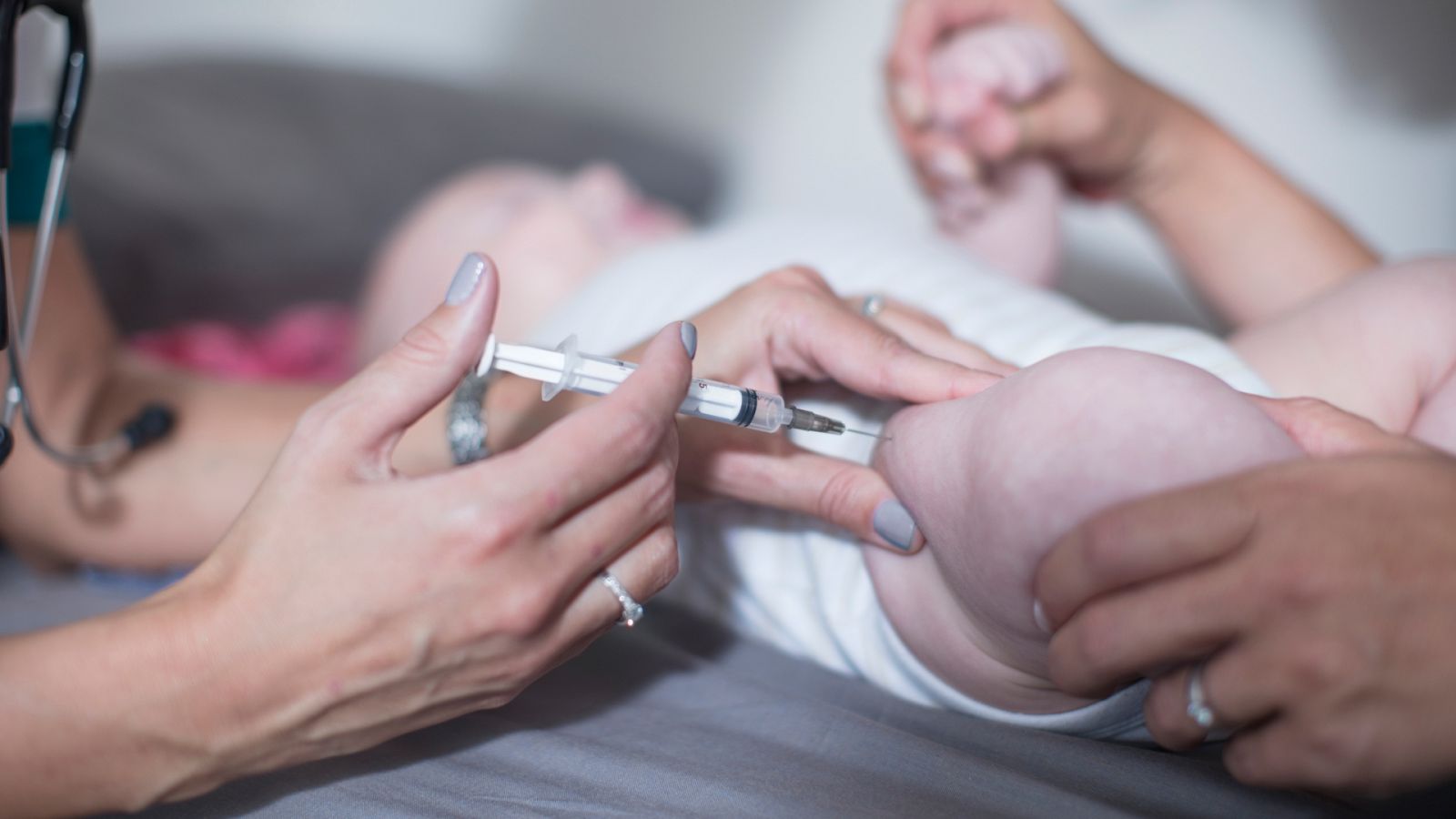 Quique Bassat, pediatra: "Por fin tenemos una herramienta que protege a nuestros bebés de la bronquiolitis" - Informativo 24h | Ver