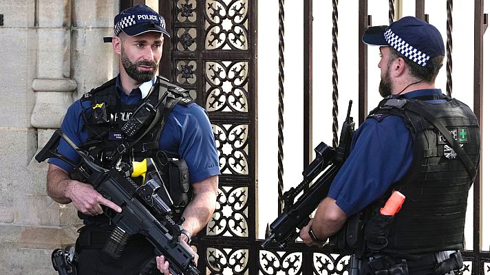 Telediario 1 - Más de 300 policías se niegan a usar sus armas en protesta a la imputación a un agente por homicidio