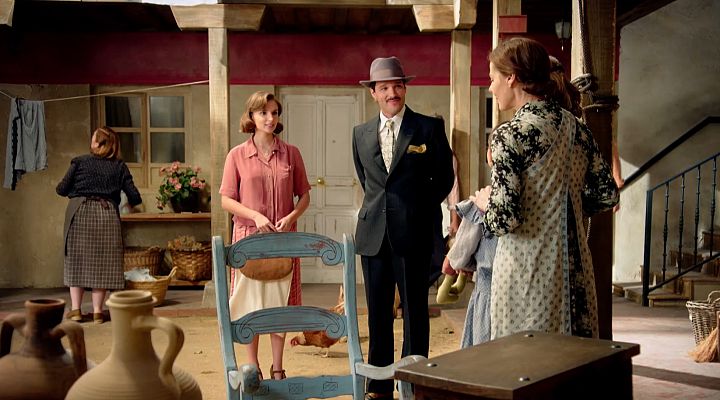 Salón de té La Moderna - Íñigo visita la corrala y conoce a la familia de Matilde