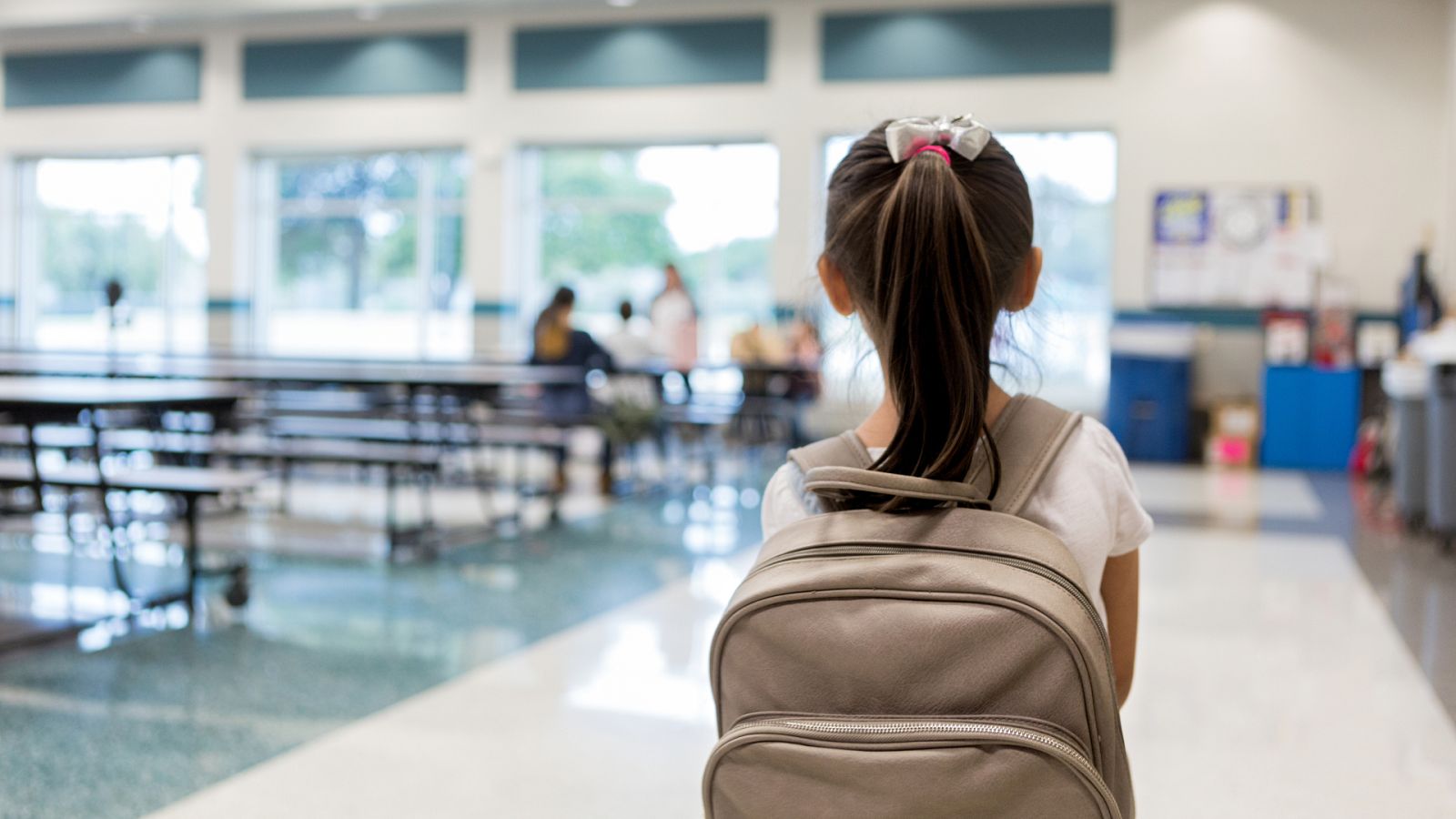 Más de la mitad de los hogares pobres en España no reciben becas escolares | Ver