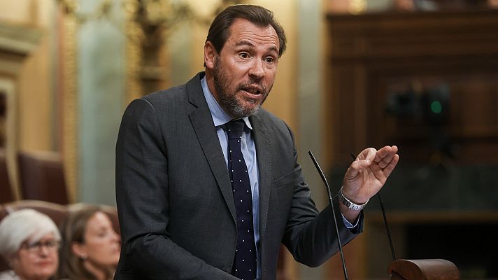 El diputado del PSOE Óscar Puente replica a Feijóo durante la sesión de investidura