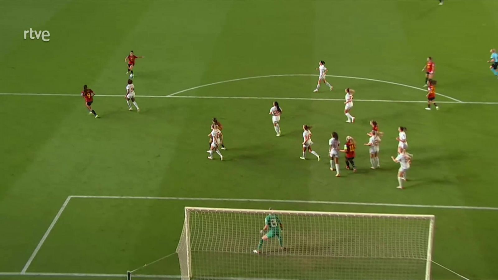 El mejor gol de la noche: el misil de Maite Oroz que cierra la goleada de España