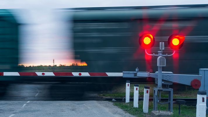 Telediario 1 - Reprimenda viral de un maquinista a varios peatones por cruzar la vía con el semáforo en rojo
