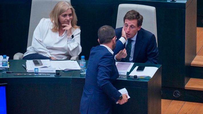 Informativo 24h - Un concejal del PSOE de Madrid es expulsado de un pleno tras ser acusado por Almeida de "tocarle la cara tres veces"