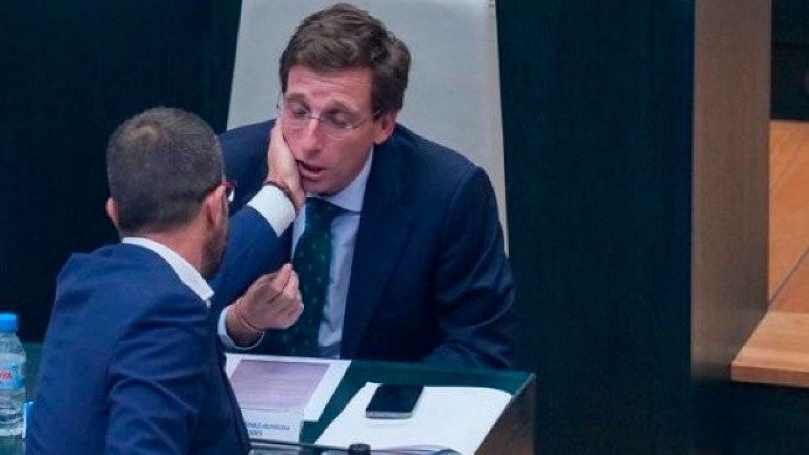 Dimite el concejal del PSOE que expulsaron del pleno por tocarle la cara a Almeida