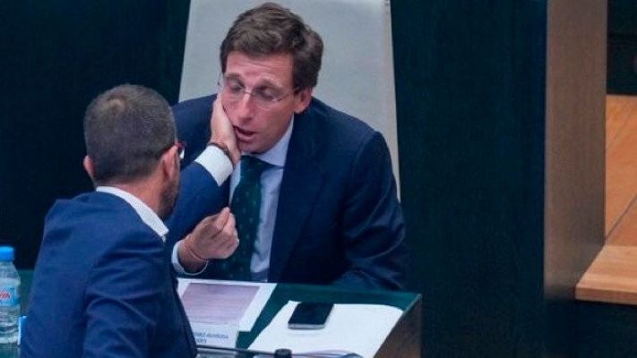 Telediario 2 - Dimite el concejal del PSOE que expulsaron del pleno por tocarle la cara "tres veces" a Almeida