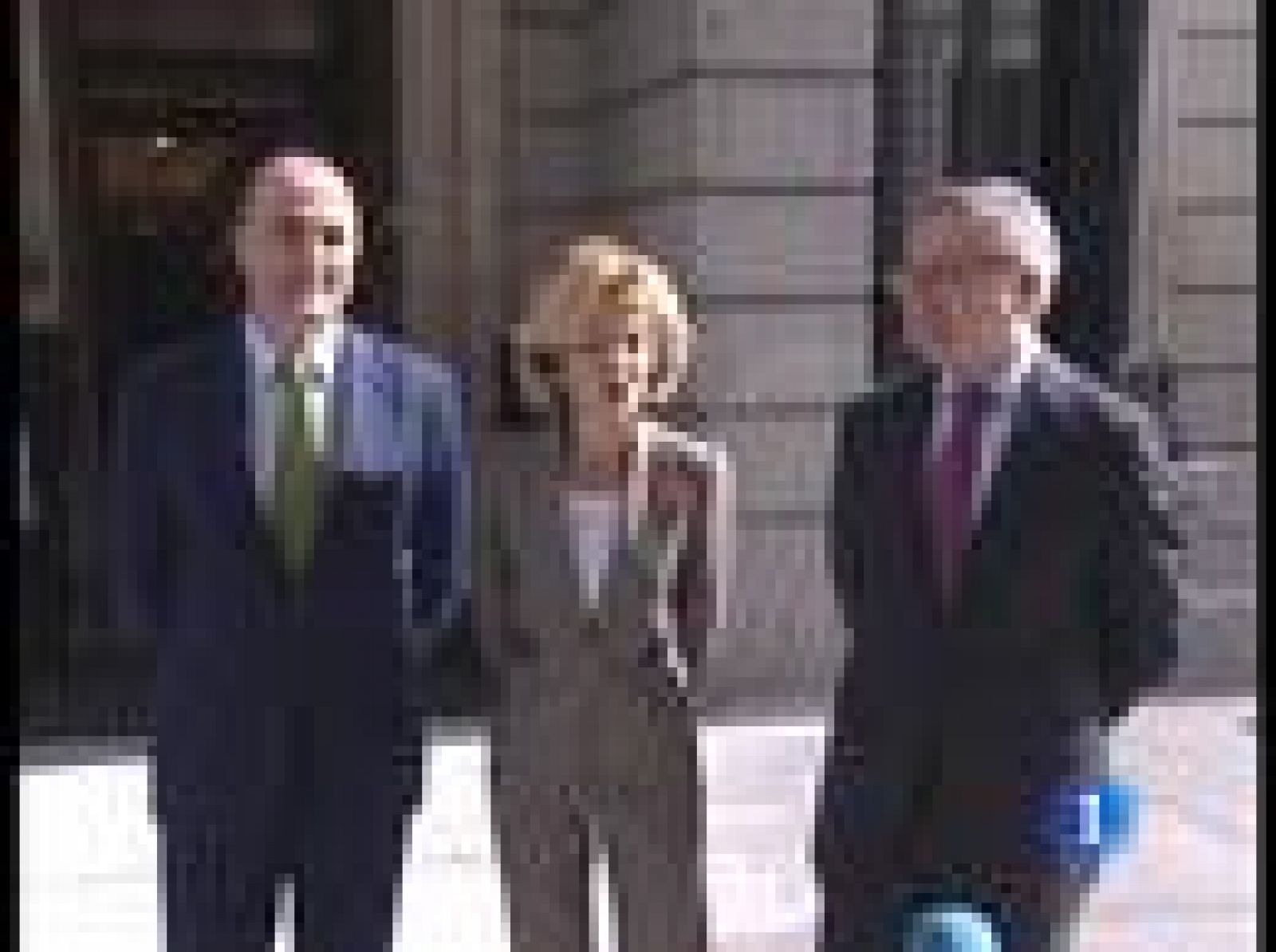 Esta mañana se han reunido por primera vez los tres ministros a los que el presidente Zapatero ha encargado que negocien un pacto con los demás partidos. 