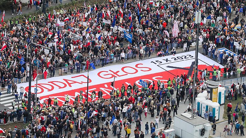 Miles de personas protestan en Polonia contra el Gobierno: "El cambio es inevitable"