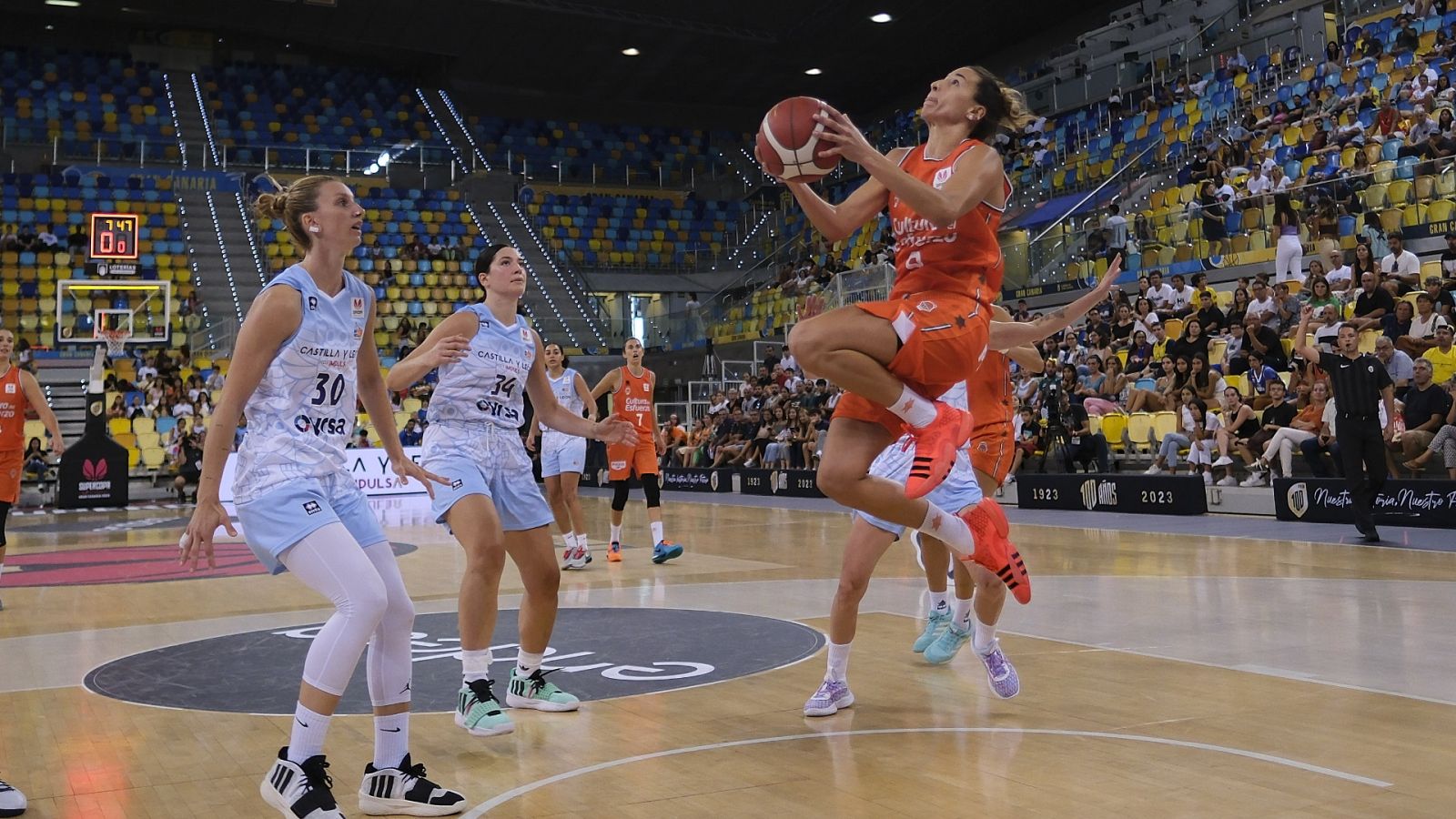 Baloncesto - Supercopa española femenina. Final: Valencia Basket - Perfumerías Avenida