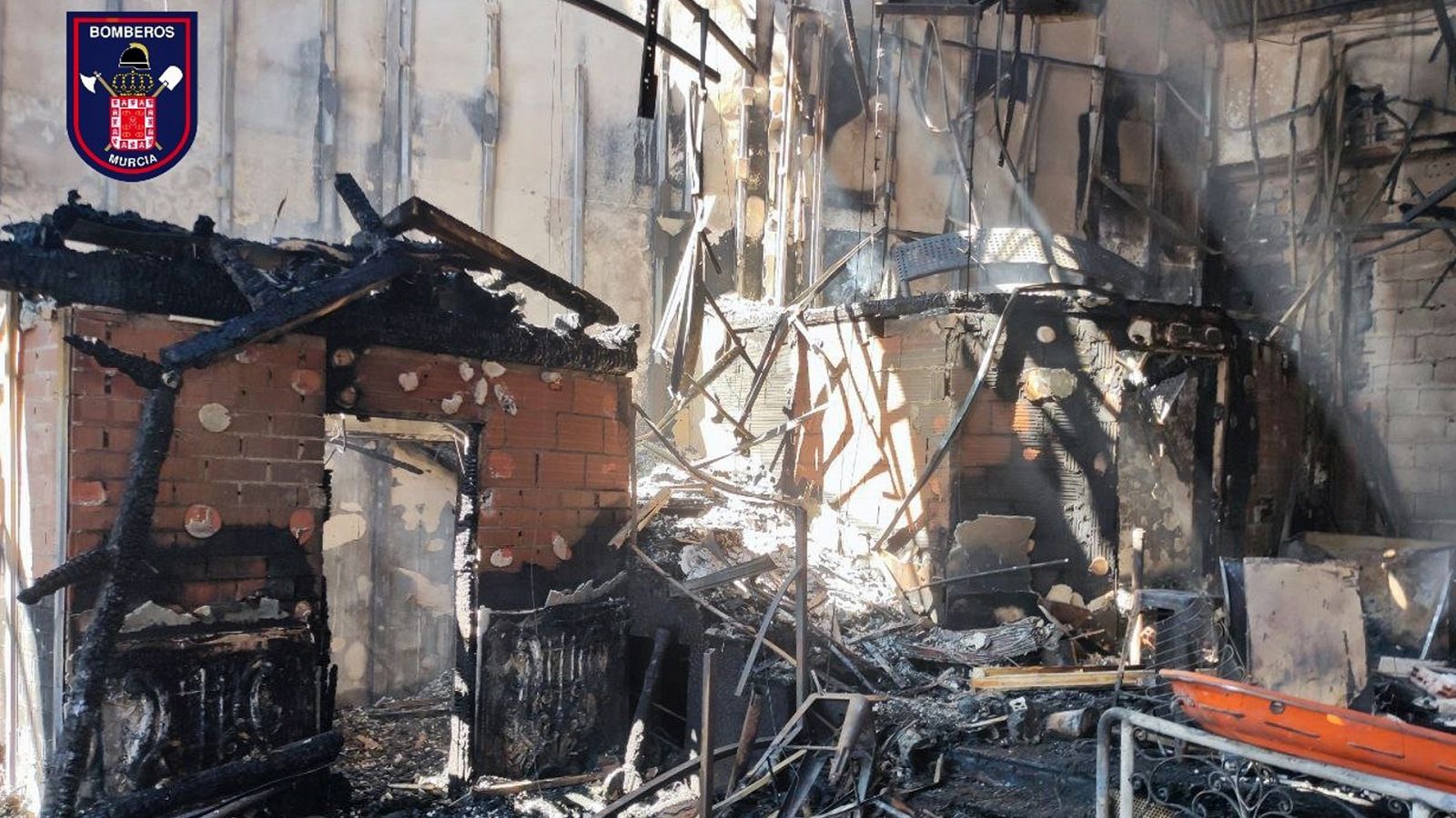 Los bomberos dejan paso a la policía científica