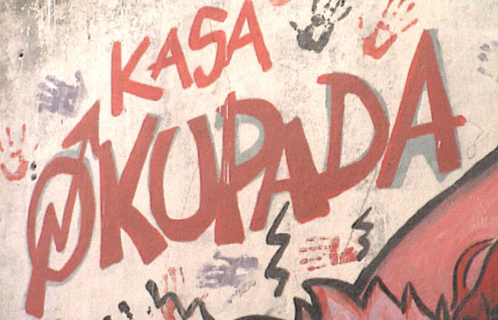 Centenares de jóvenes de nuestro país viven en edificios abandonados. El movimiento okupa apareció hace ya 25 años como una forma de luchar contra el sistema. Hoy echamos la vista atrás para recordar su historia.