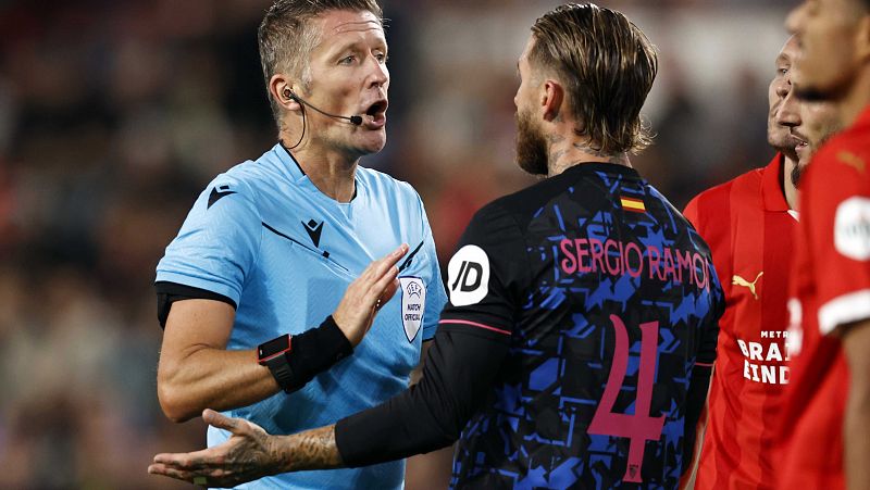 El enfado de Sergio Ramos contra el árbitro del PSV - Sevilla - Estudio Estadio | Ver