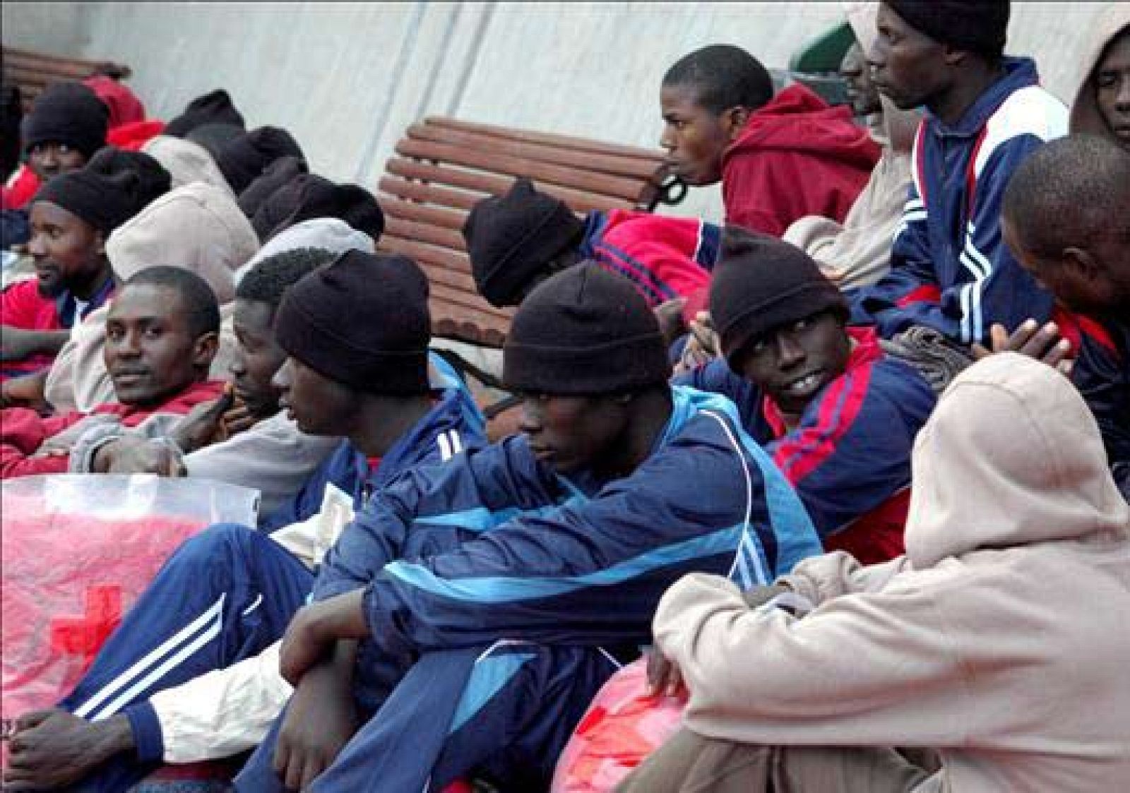   El Gobierno quiere ampliar el plazo de internamiento de inmigrantes, ahora de 40 días, para poder repatriarlos. El Ministro del Interior ha defendido la directiva europea, aún sin aprobar y sobre la que no hay consenso.La propuesta endurece normas como la española y, por ejemplo, amplía a seis meses el tiempo de internamiento de los inmigrantes.