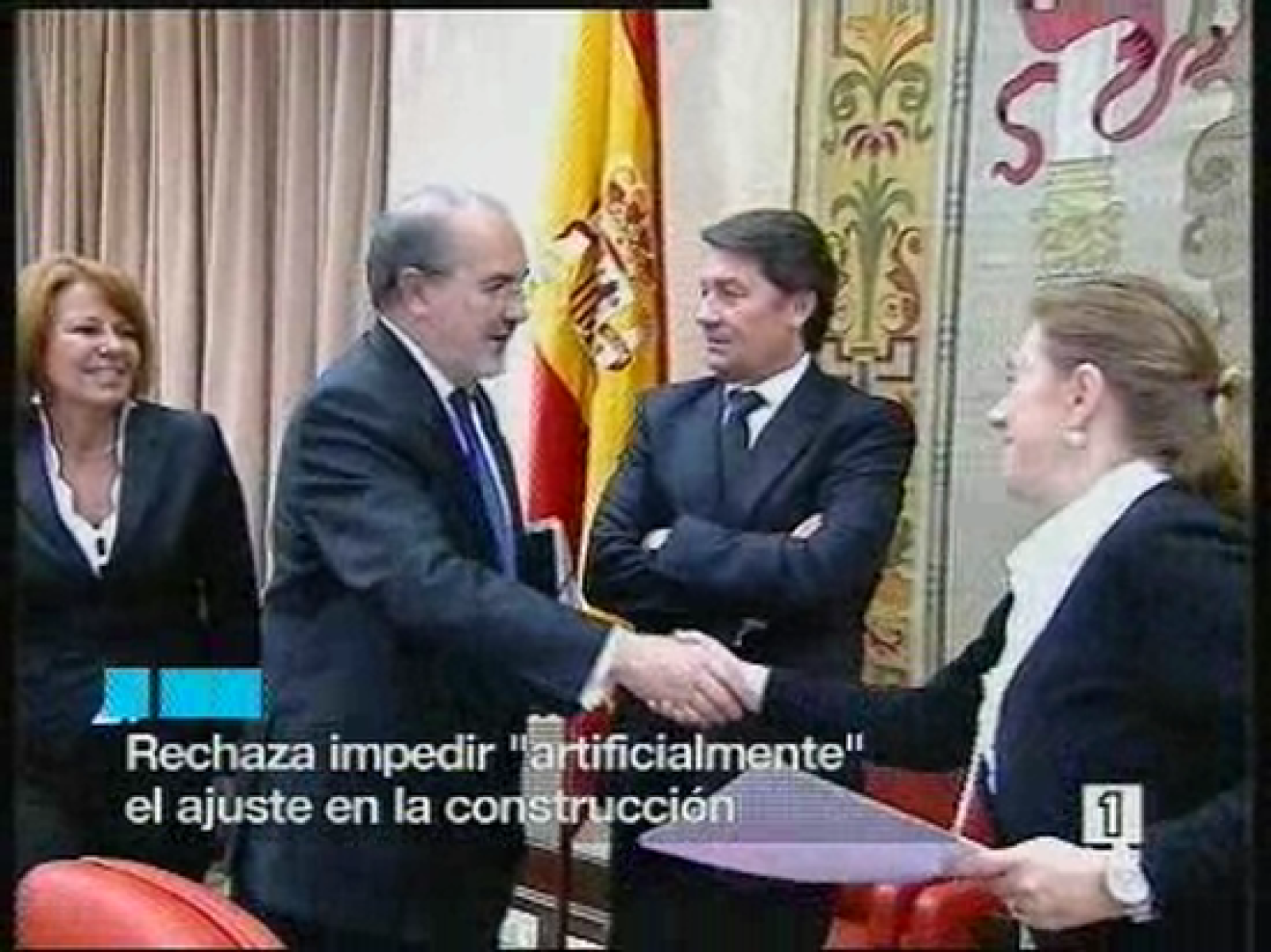   El Banco Central Europeo mantiene los tipos en el cuatro por ciento en un día con nuevo récord del petróleo. El barril de Brent roza los 123 dólares. Hoy además, el ministro de Economía, ha reconocido que la desaceleración está siendo más rápida de lo esperado aunque la recuperación llegará antes de lo previsto.