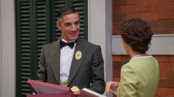 Salón de té La Moderna - Cañete le regala un libro muy especial a Trini