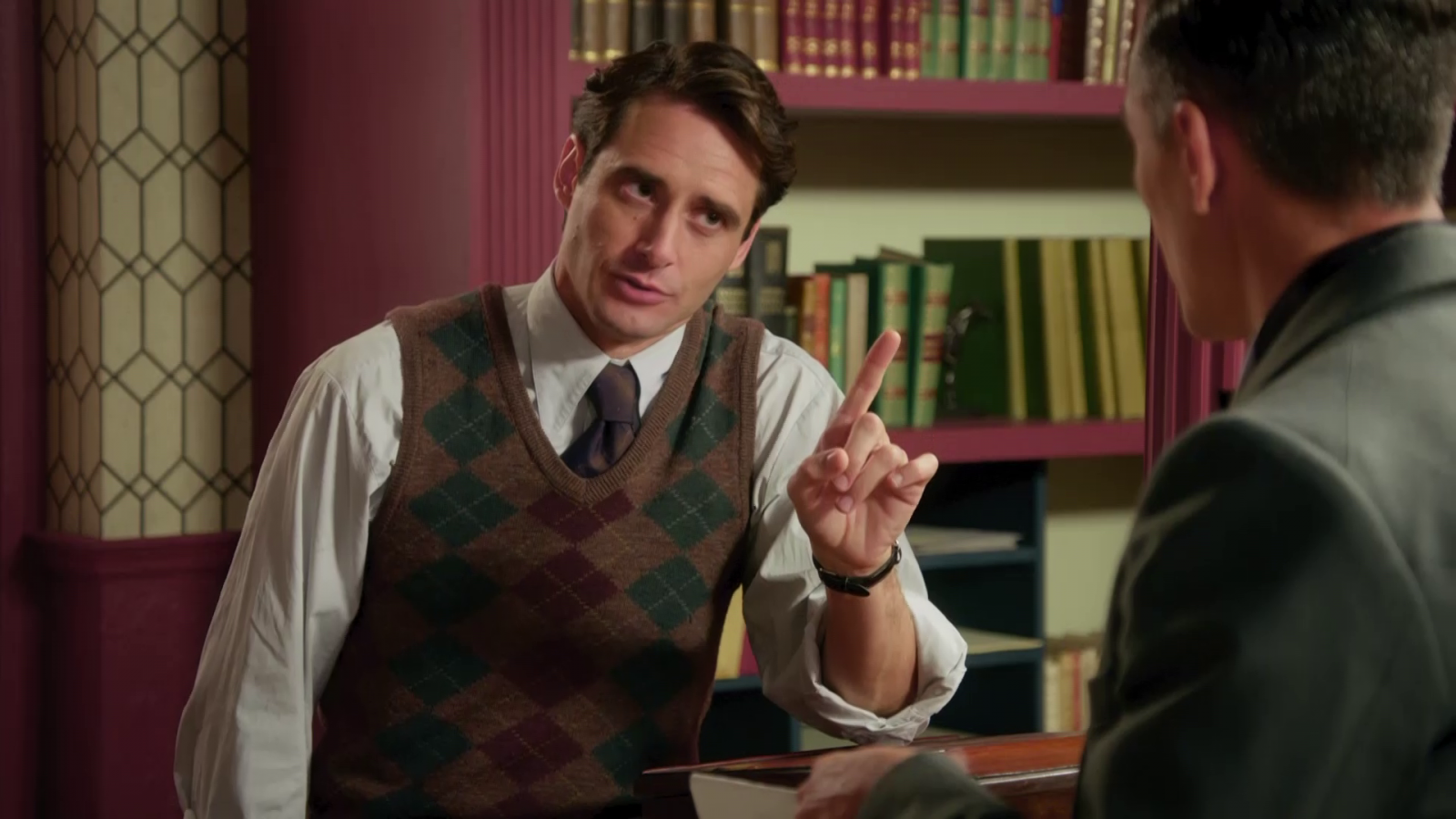 Cañete le compra un libro a Trini con la ayuda de Miguel - Salón de té La Moderna | Ver