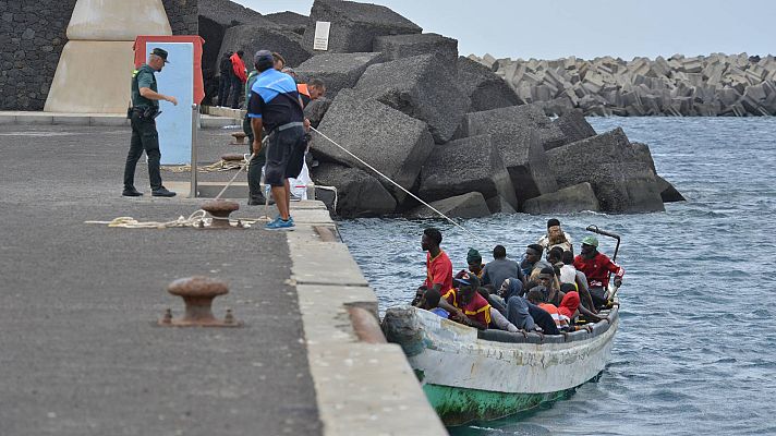 Telediario 1 - El Hierro tiene problemas para acoger a las 1.200 migrantes que han llegado a la isla en tan solo dos días