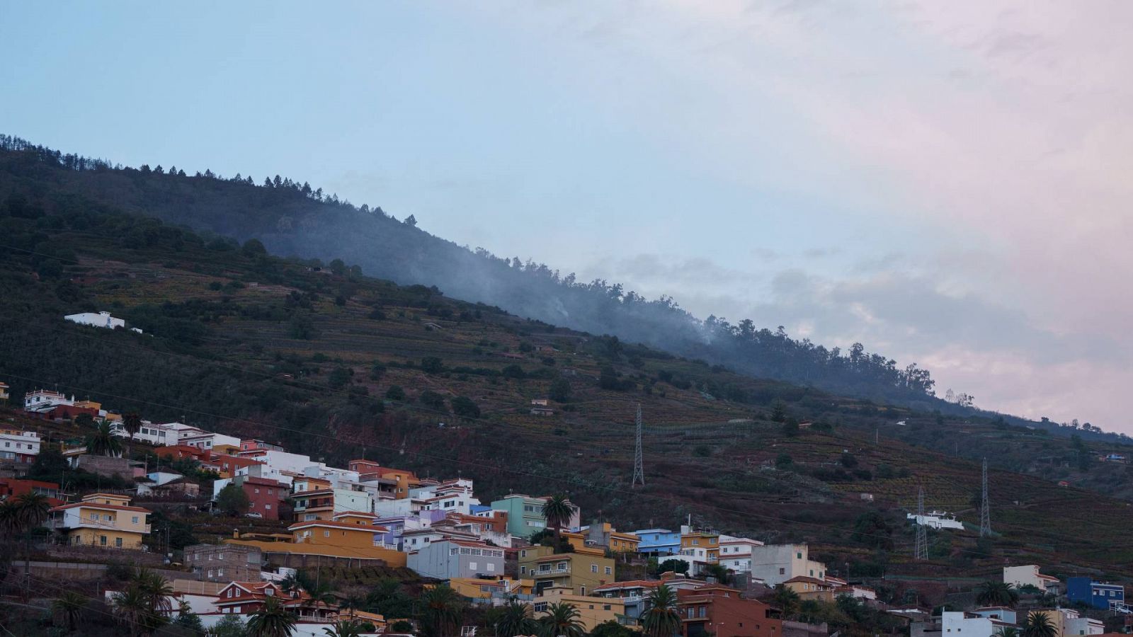 El calor intenso, el viento y la baja humedad reavivan el incendio de Tenerife declarado el pasado mes de agosto