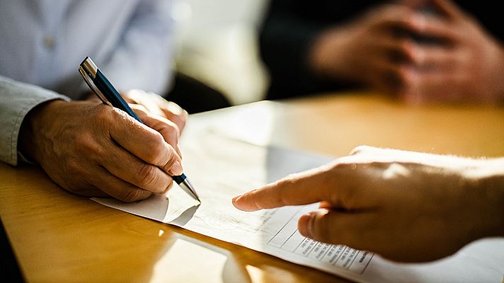 Telediario 1 - Las reclamaciones al Banco de España caen un 0,5% y se concentran en tarjetas, cuentas corrientes e hipotecas