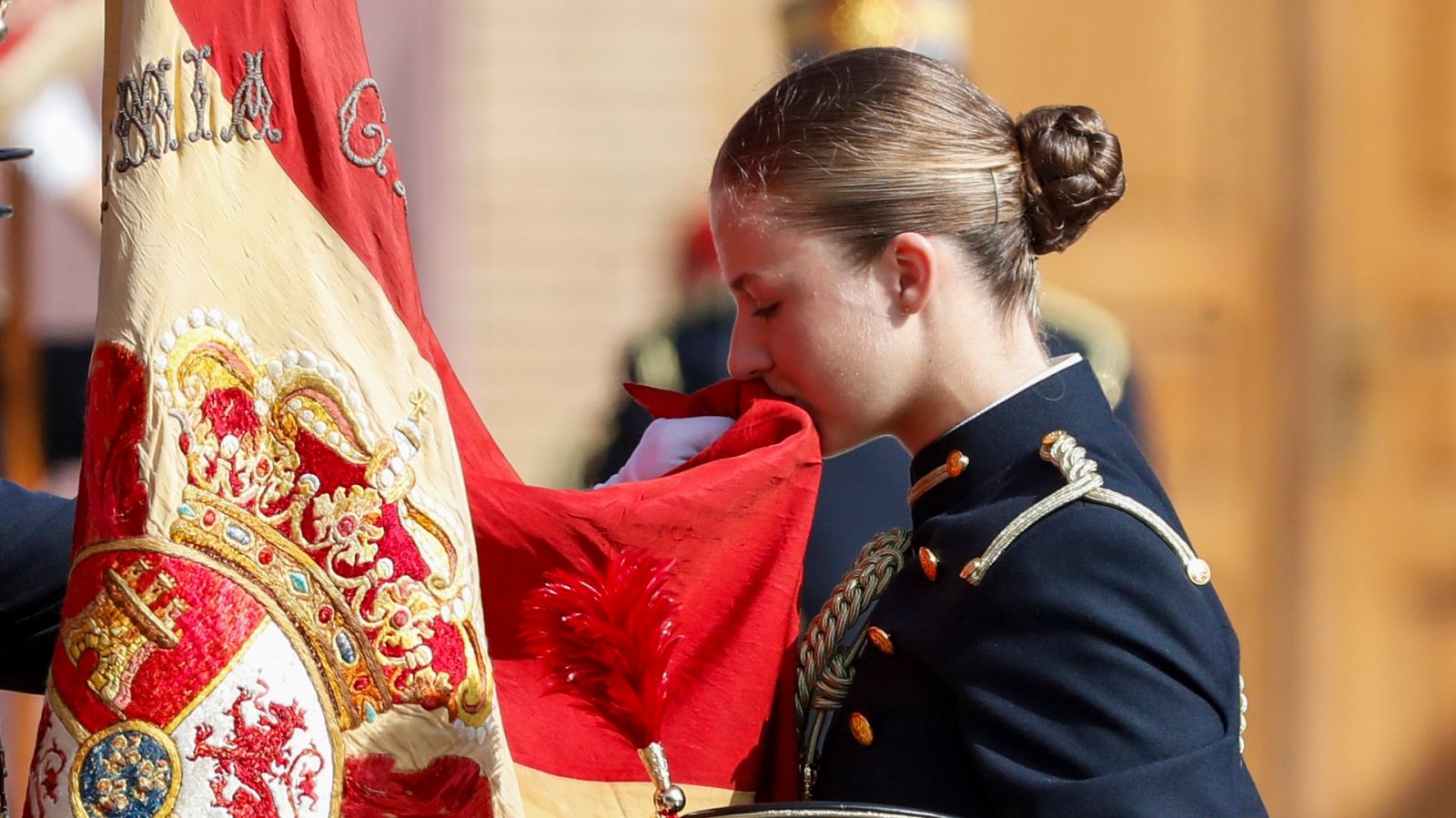 La princesa Leonor besa la bandera de España en su jura en Zaragoza